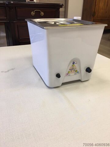 EINGEBETTETER ULTRASCHALLREINIGER EVYESONIK C INTERSONIK EVYESONIC C