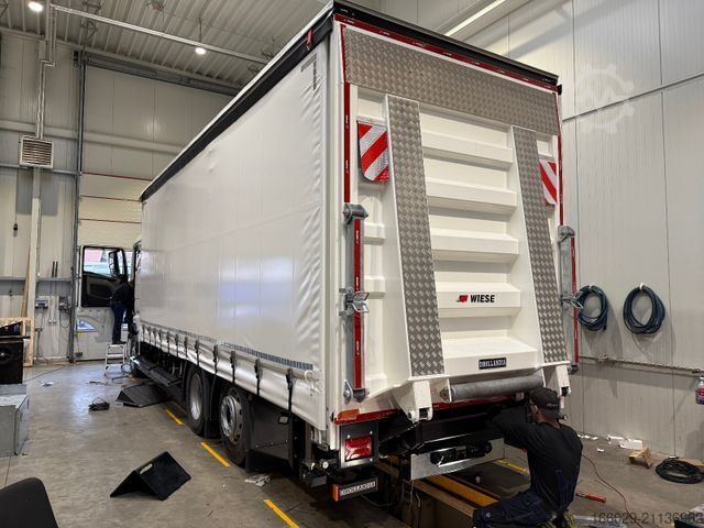 Biltransport lastbil MAN 26.440 6x2 mit Schwerlast-Ladebordwand Rampe