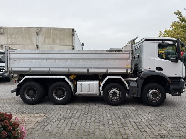 Autocamion basculant tridirecțional Mercedes-Benz Arocs 3246K 8X4 Meiller
