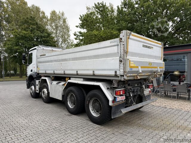 Autocamion basculant tridirecțional Mercedes-Benz Arocs 3246K 8X4 Meiller