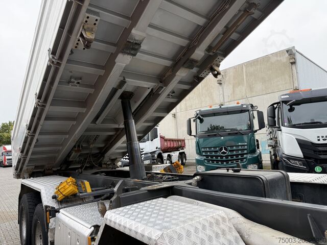 Autocamion basculant tridirecțional Mercedes-Benz Arocs 3246K 8X4 Meiller