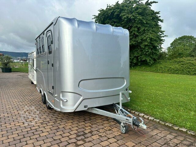 Viehanhänger  Steinsberger 3 Pferde mit Bett Modell derfaller