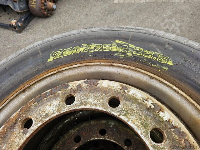2010 MICHELIN 280/75 R 22.5 TERMINAL | TREKKER BANDEN | LOADINDEX 168 | 5800 kg per band. industriee MICHELIN 280/75 R 22.5 TERMINAL |TREKKER BANDEN |LOADIND...