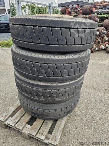 2010 MICHELIN 280/75 R 22.5 TERMINAL | TREKKER BANDEN | LOADINDEX 168 | 5800 kg per band. industriee MICHELIN 280/75 R 22.5 TERMINAL |TREKKER BANDEN |LOADIND...
