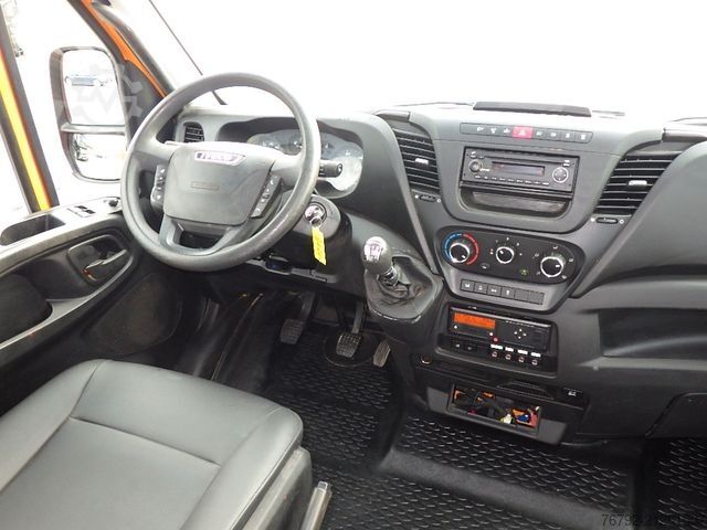 Three-way tipper van IVECO 70 C 18 DoKa/Kipper/Palfinger Kran/Greifer/2xAHK