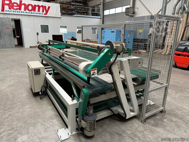 Outlet conveyor system behind Weinig RGB TMC-3500