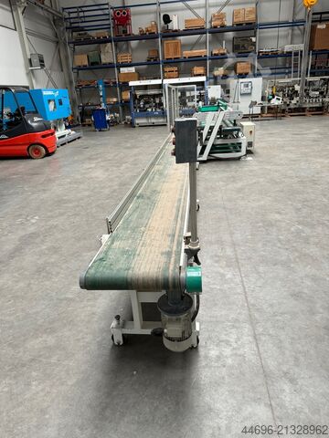 Outlet conveyor system behind Weinig RGB TMC-3500