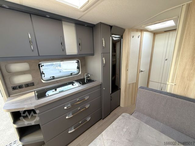 Wohnwagen HOBBY De Luxe 545 KMF Mod. 2026 ausgestellt Garage,