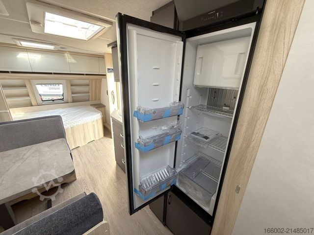 Wohnwagen HOBBY De Luxe 545 KMF Mod. 2026 ausgestellt Garage,