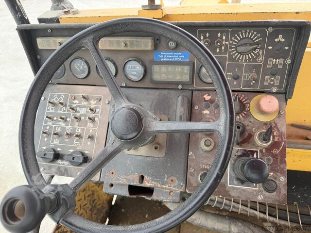 Kolový finišer asfaltu Dynapac F121-6W