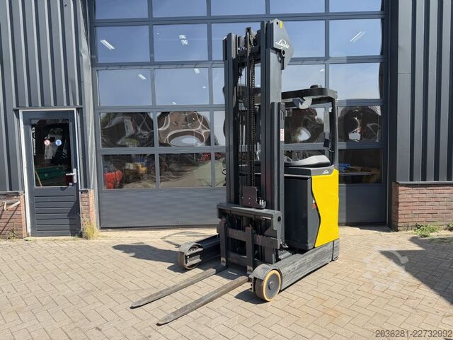 Schubmaststapler Linde R14-01