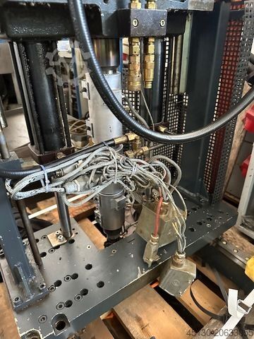 Μηχανή χύτευσης με έγχυση FERROMATIK MILACRON K110D-S/2F