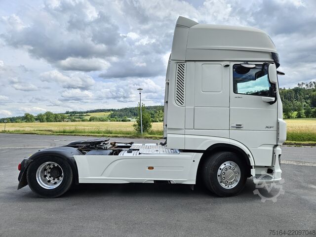 Standardowy ciągnik siodłowy DAF XF 530 FT