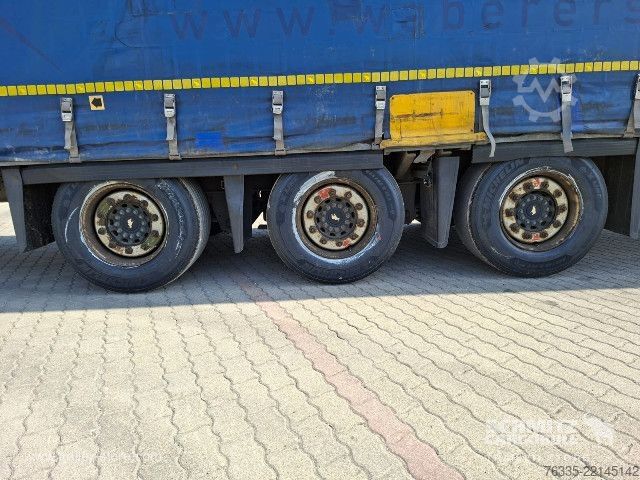 Nyitott ponyvás félpótkocsi Schmitz Cargobull Curtainsider Mega