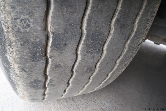 Auflieger mit Pritsche & Plane Schwarzmüller J-Serie