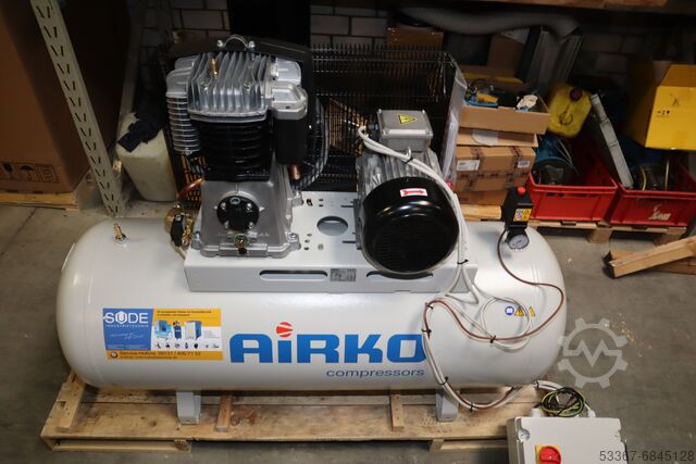 Compressore a pistone da 5,5kW Serbatoio da 270 litri Airko Maxxi 5,5D-270 liegend