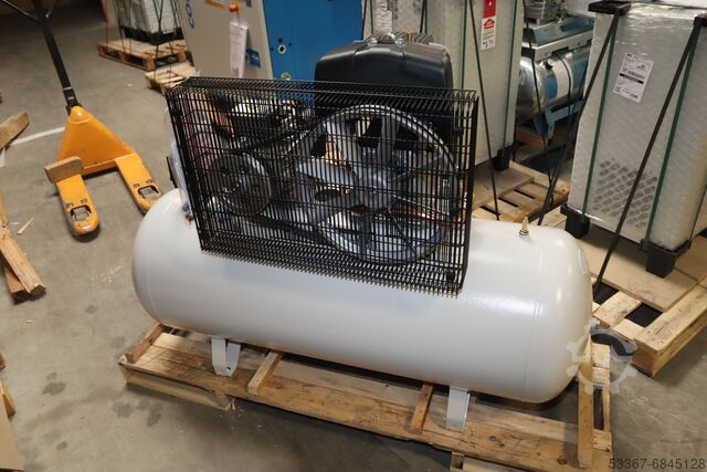 Compressore a pistone da 5,5kW Serbatoio da 270 litri Airko Maxxi 5,5D-270 liegend