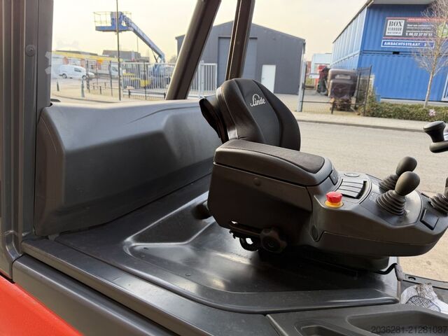 Electric 4-wheel forklift Linde E50HL-01