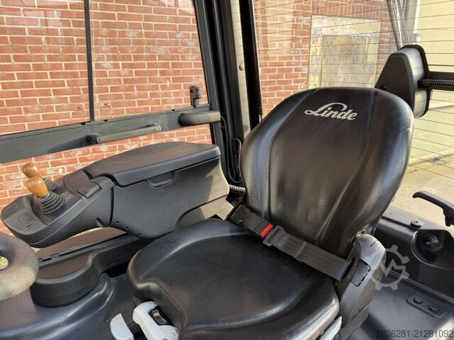 Electric 4-wheel forklift Linde E18PH-02