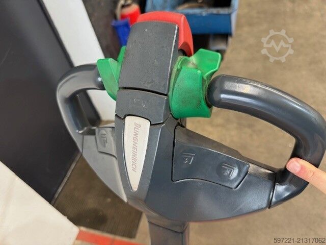 Elektromos raklapszállítók Jungheinrich EJE 225