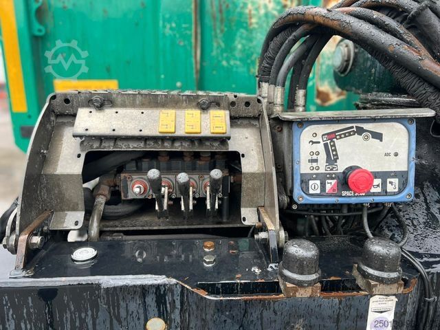 Basculantă MERCEDES-BENZ Actros 3348 6x6 Kipper mit HIAB 1300RS 83