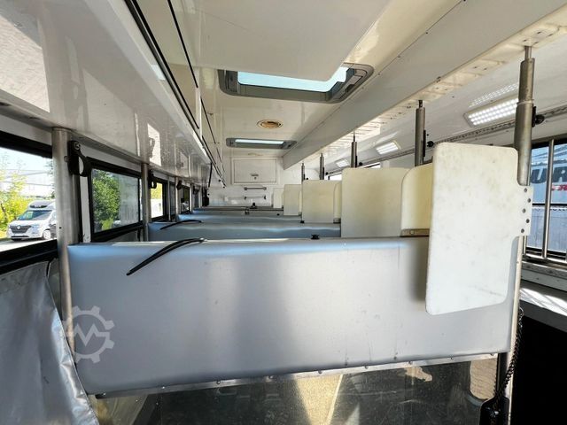 Kreaturvogn MAN 18340 Krismar 6 Pferde Pop-Out Motorhome