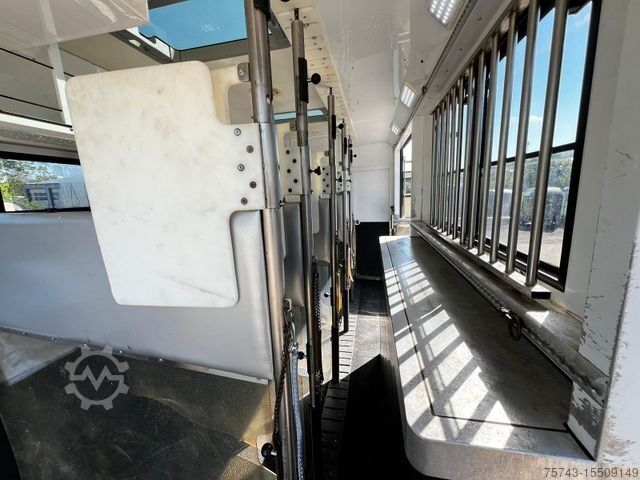 Kreaturvogn MAN 18340 Krismar 6 Pferde Pop-Out Motorhome