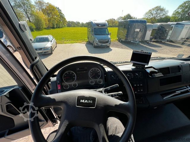 Kreaturvogn MAN 18340 Krismar 6 Pferde Pop-Out Motorhome
