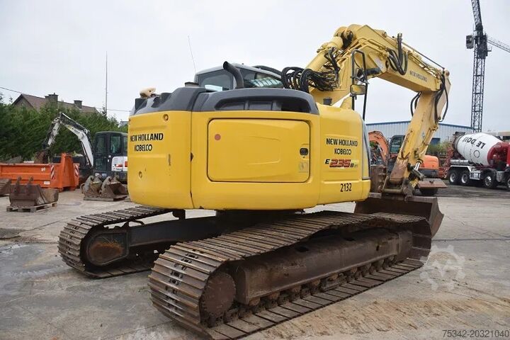 Rupsgraafmachine New Holland Kobelco E235B SR-LCT