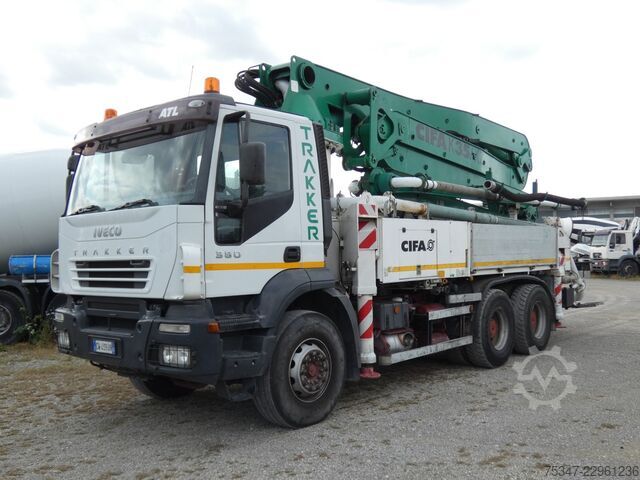 Kamion sa pumpom za beton Iveco TRAKKER 380