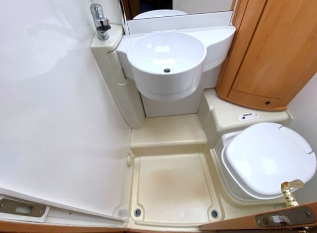 Polointegrovaný obytný vůz HYMER/ERIBA Van 522 - Festbett - Sat/TV - Klima - Garage -