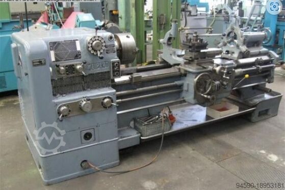 Woodturning machine / lathe