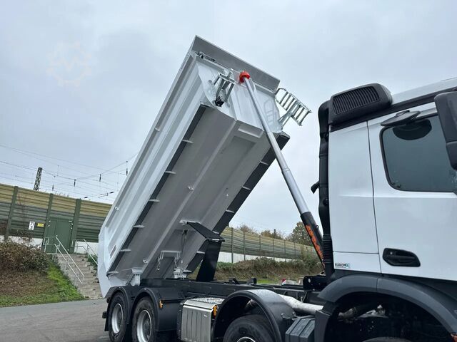 Sklápěč Mercedes-Benz Arocs 4145 Mercedes-Benz AROCS 5 4145 8X4 E6e E...