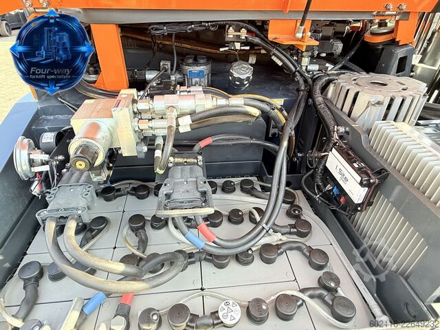 Stivuitor cu patru direcții Combilift CBE2500 TRIPLEX 4900 POSITIONER CABIN