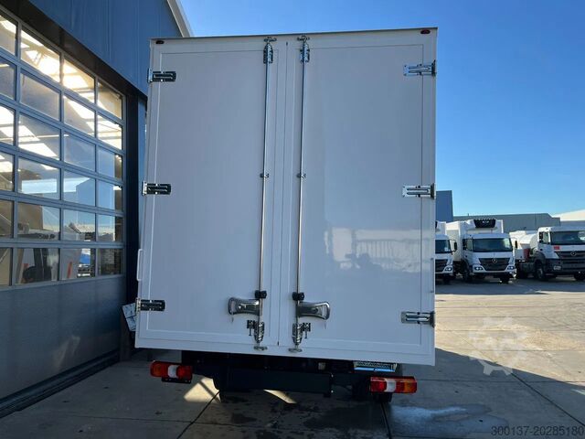 Koffer Mercedes-Benz Accelo 915 4x2 Closed Cargo Truck