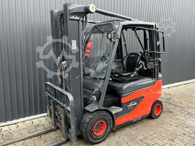 Elektrisk 4 -hjulet gaffeltruck Linde E25-01