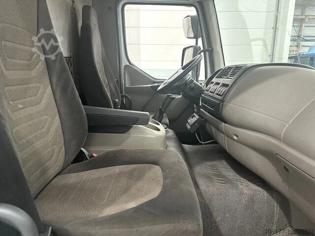 Gekoeld/bevroren transport DAF LF 45 250 / VLEESHANGWERK/RAILS DE VIANDE/FLEIS...