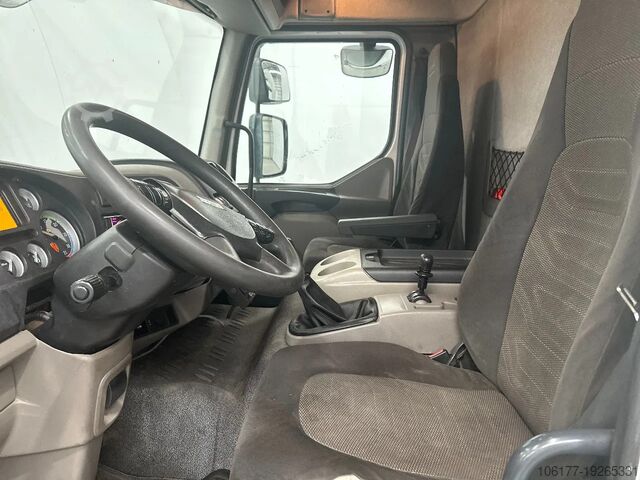 Gekoeld/bevroren transport DAF LF 45 250 / VLEESHANGWERK/RAILS DE VIANDE/FLEIS...