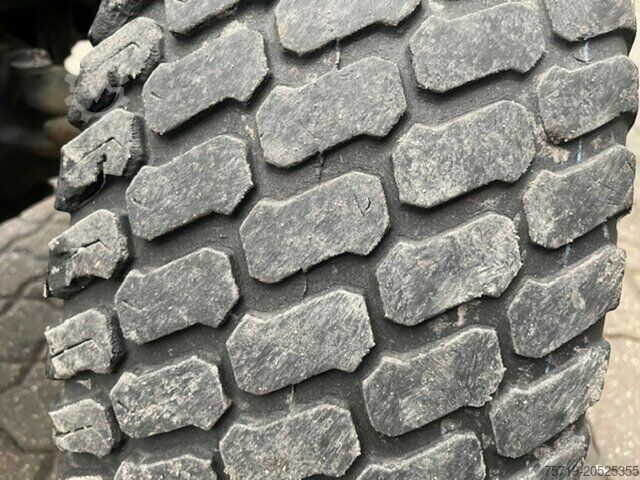 Customized van John-Deere Schlepper 855 Salzstreuer/Besen