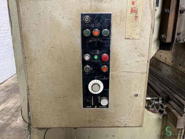 Presă de îndoit tablă Safan SK 110-3100, anul fabricației 1979 Safan SK 110-3100