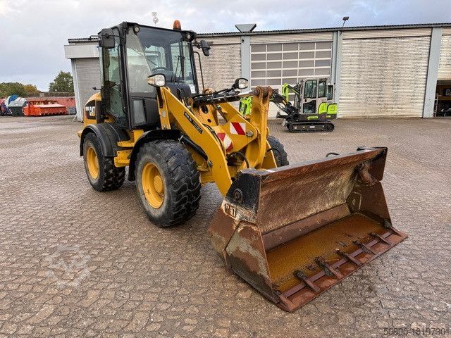 Wheel loader CATERPILLAR 908M, 4+1 Schaufel, Palettengabel, wenig Std.