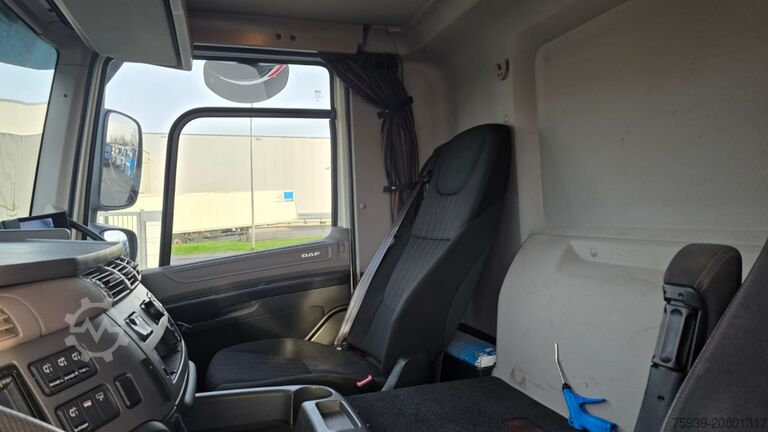 Standardowy ciągnik siodłowy DAF CF 450 FT