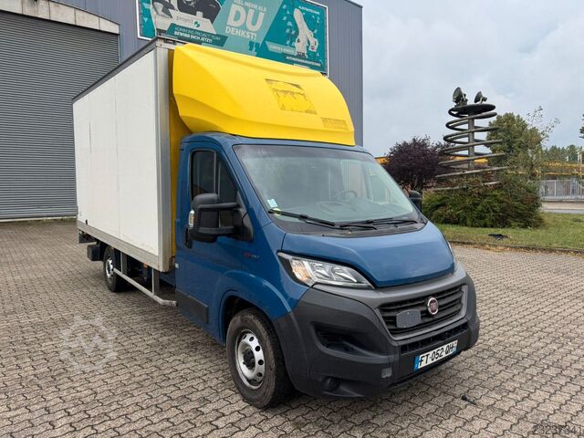 Vrachtwagen met bakwagen FIAT Ducato koffer mit ladebordwand