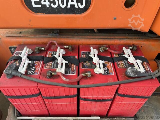 Articulated boom lift JLG E450AJ