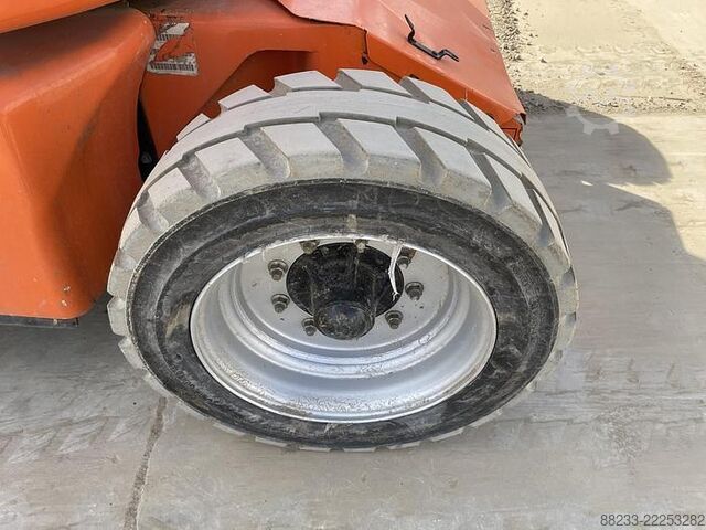 Knikarmhoogwerker JLG E450AJ