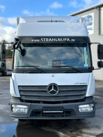 Transporter mit Koffer MERCEDES-BENZ 818