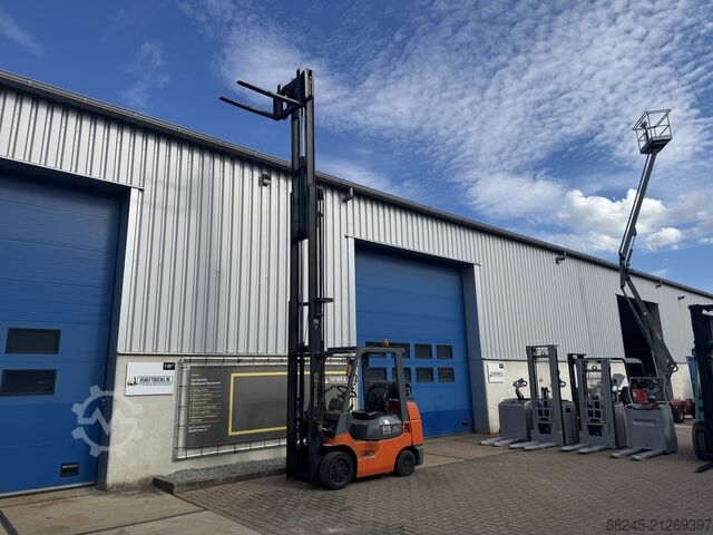 VS-22045 Triplex LPG gaffeltruck Toyota Sidehift Freelift bj2001 TOYOTA 7FGCU30