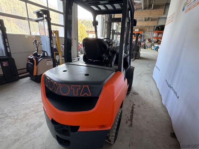 Dízelüzemű targoncá Toyota 8FDF30