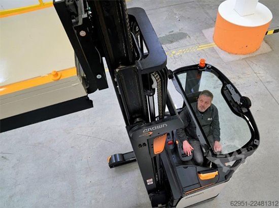 Reach Truck Crown ESR1040 - 1.4 TT7950