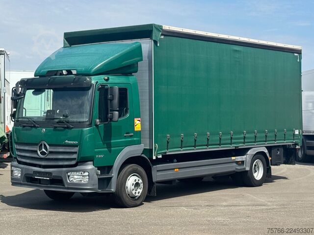 Platós teherautó ponyvával MERCEDES-BENZ ATEGO 1527 L / LBW 2,0 T / 2 x AHK / 3 SITZER